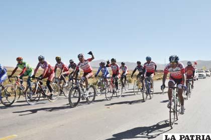 Ciclistas de la categoría Sub-19 en plena competencia en la carretera Oruro - Huanuni 