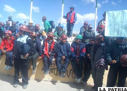 Mineros asalariados determinan continuar el bloqueo en Conani, carretera Oruro – La Paz