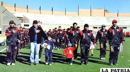 Desfile inaugural del torneo de fútbol en Huanuni 
