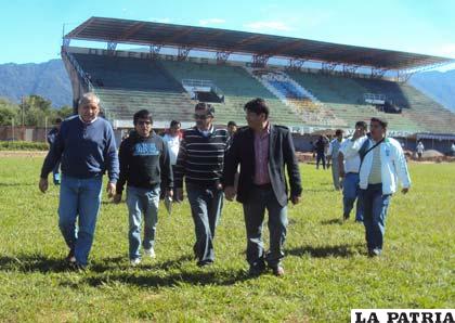 Durante la inspección al estadio de Yacuiba donde falta mucho trabajo que hacer (foto: APG)