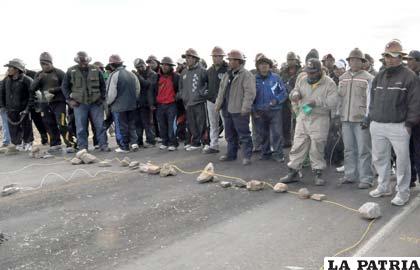 Mineros bloquean con dinamita pidiendo “nacionalizar” Colquiri 