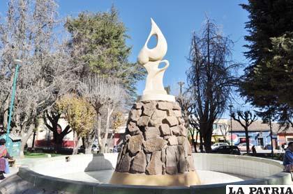 Fuente de la plaza “Ángel Mendoza Justiniano”