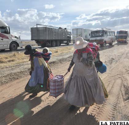 Muchas señoras cargadas de sus hijos y con su equipaje en mano también caminaron por varias horas