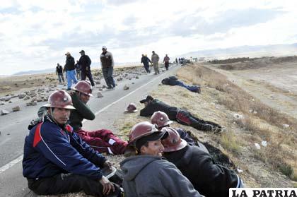 Los mineros que bloqueaban descansan a un costado de la carretera