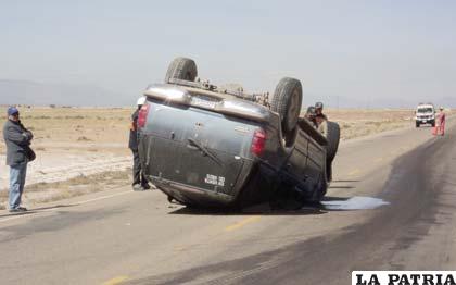 El vehículo quedó en medio de la carretera