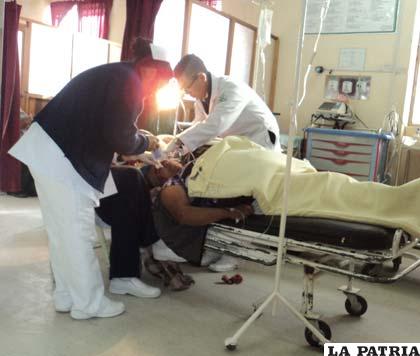 Una de las heridas es atendida en la sala de emergencias del Hospital Obrero
