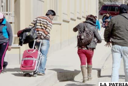 La madre del niño, junto a su actual esposo