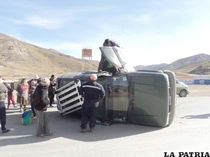 Los pasajeros continuaban bajando del motorizado accidentado