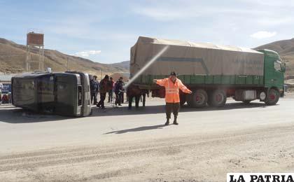 Este camión ayudó a poner sobre sus ruedas a la vagoneta