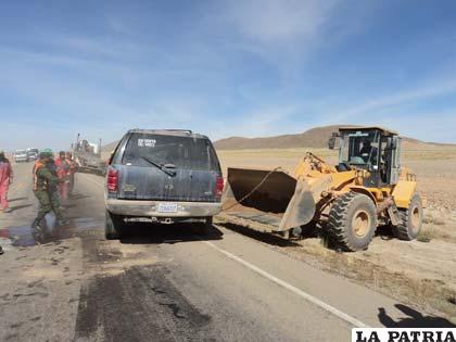 Equipo pesado fue utilizado para sacar el vehículo de la carretera