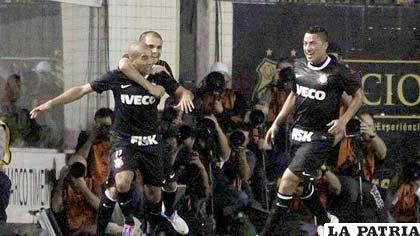 Émerson Sheik del Corinthians celebra el gol junto a sus compañeros (foto: foxsportsla.com)