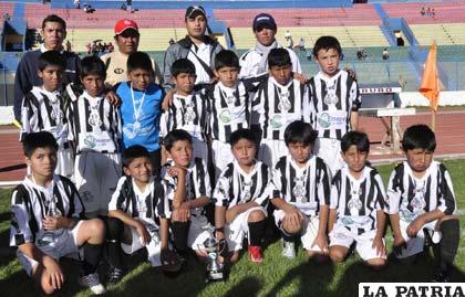 Integrantes del equipo infantil del Oruro Royal