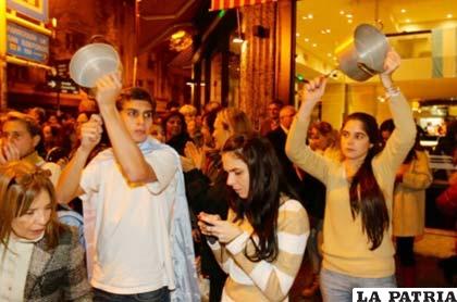 Por tercera vez argentinos protestaron haciendo sonar cacerolas en contra de la política administrativa de la presidenta Cristina Fernández /acn.com.ve