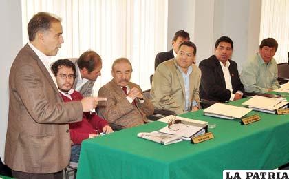 Méndez en la reunión de la Liga al cual asistieron los directivos de San José (foto: APG)