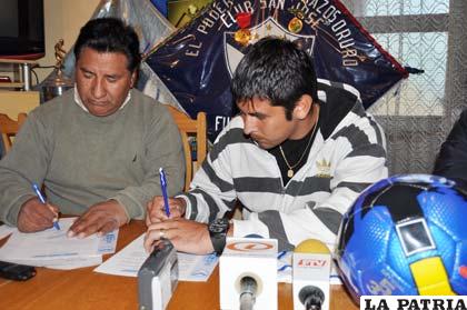 Gregorio Mamani junto a José Peñarrieta en la firma de su contrato 