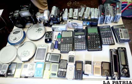 Celulares, cámaras, calculadoras, walkmans son parte de los objetos recuperados