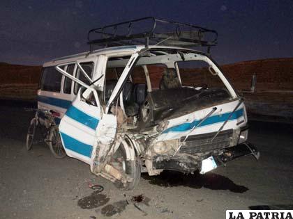 El muchacho de 18 años viajaba en este minibús