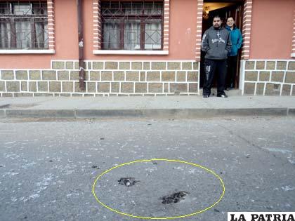 Las detonaciones causaron daño en la capa asfáltica