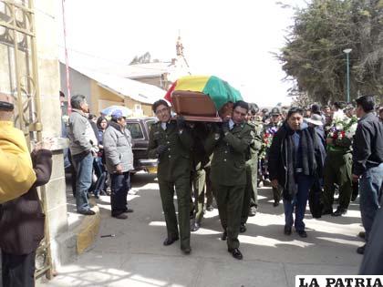 Los camaradas de Guillén llevan en hombros su ataúd