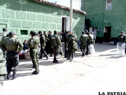 El contingente policial que viajó a Colquiri fue dirigido por el director de la Felcc