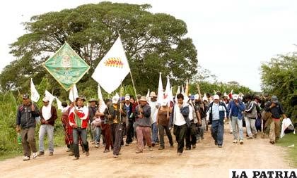 Marchistas avanzan rumbo a La Paz a pesar de los problemas de salud  ocasionado por el cambio de temperatura /APG