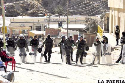 Barrera de policías en medio de cooperativistas y mineros asalariados