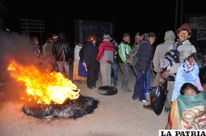 Vigilia de los cooperativistas paceños en el sector de Caracollo