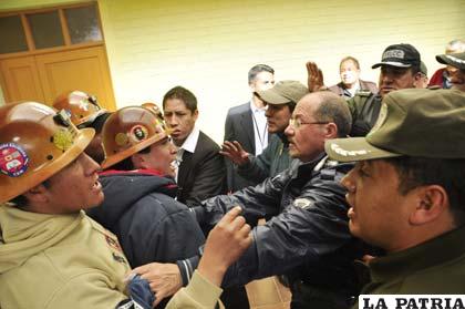 Ánimos caldeados de dirigentes al enterarse que en Colquiri había enfrentamientos