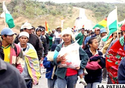 A indígenas del Tipnis les espera el tramo más duro de la marcha (Foto radiofides.com)