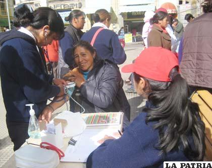 La población se hizo medir la presión para saber el estado de salud