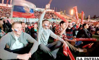 Hinchas de Grecia y Rusia alentaron ruidosamente a sus parciales