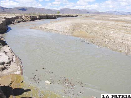 Las aguas contaminadas por desechos mineros discurren por la cuenca de Huanuni