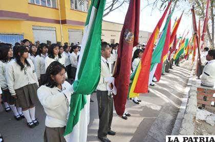 Acto central en conmemoración al 18 aniversario de la Unidad Educativa Ejercito Nacional nivel secundario