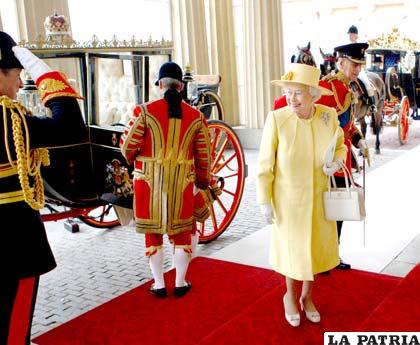 La reina Isabel II junto a su esposo en el día de su onomástico /uptown.cl
