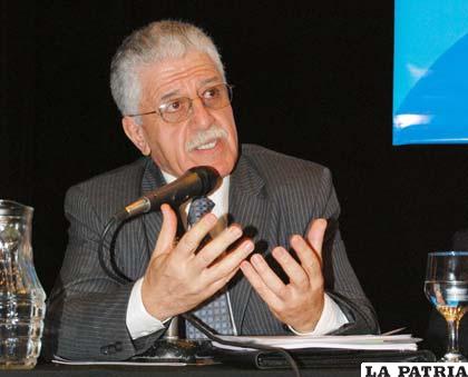 Las protestas estudiantiles chilenos denotan que existe descontento con la política administrativa según el ex ministro Educación de Argentina Juan Carlos Tedesco /noticias.aollatino.com