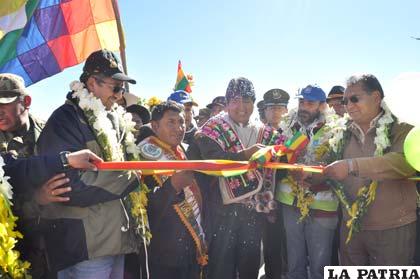 Corte de cinta en la inauguración de la carretera Huachacalla-Pisiga