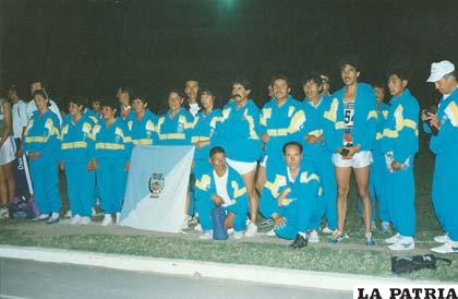 La delegación de Oruro que participó en un certamen internacional en Arica (foto: archivo)