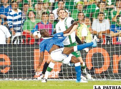 El delantero italiano Mario Balotelli tira y marca el 2-0 ante Irlanda