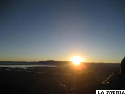 Los primeros rayos del sol en Pampa Aullagas
