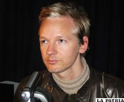 Julian Assange, fundador de WikiLeaks, pide asilo en Ecuador para evitar ser extraditado a Suecia