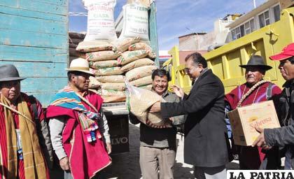 Gobernación y Defensa Civil entregaron alimentos a familias afectas por helada y granizada