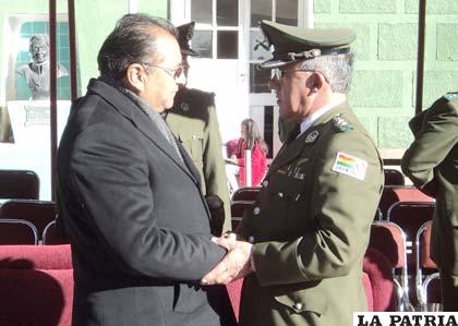 El Gobernador de Oruro junto al nuevo Comandante Departamental de la Policía