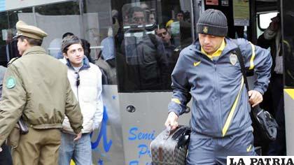 Riquelme junto a sus compañeros en su llegada a Chile (foto: foxsportsla.com)