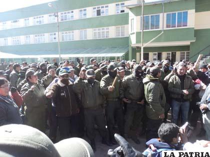 Los uniformados estuvieron acuartelados durante todo el día en las diferentes unidades de Oruro 