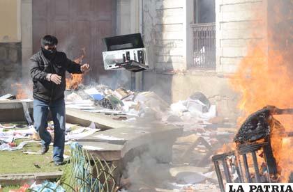 Policías provocaron destrozos en la sede del Gobierno (Foto APG)