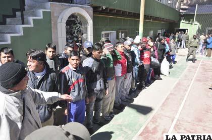 Personal policial de civil que llegó de Huanuni