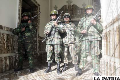 Militares resguardan el ingreso al Palacio de Gobierno