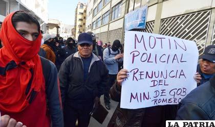 Los policías marcharon, al igual que otros sectores sociales en demanda de un mejor tratamiento salarial