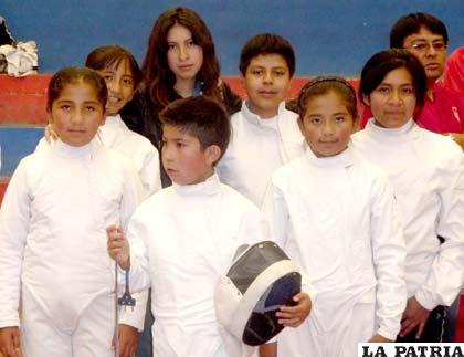 Esgrimistas orureños que representan a Oruro en torneos nacionales 