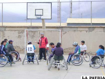 Entrenamiento de los jugadores de básquet sobre sillas de rueda 